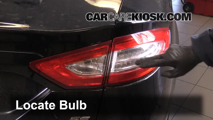 2014 Ford Fusion SE 2.5L 4 Cyl. Éclairage Feu stop (remplacer ampoule)